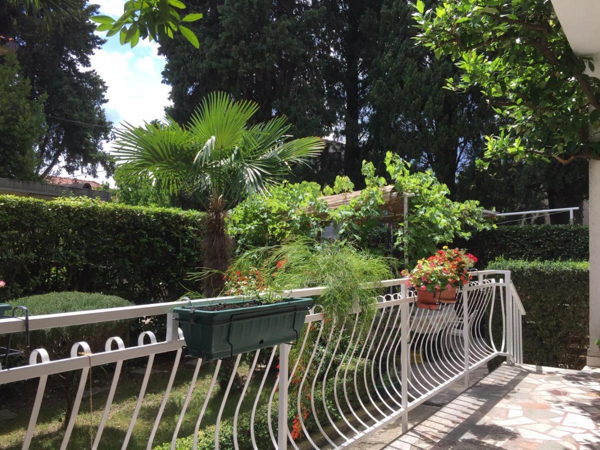 Garden Apartment Kaštela Esterno foto